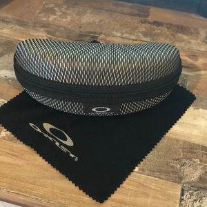 Oakley Case With Cleaning Cloth